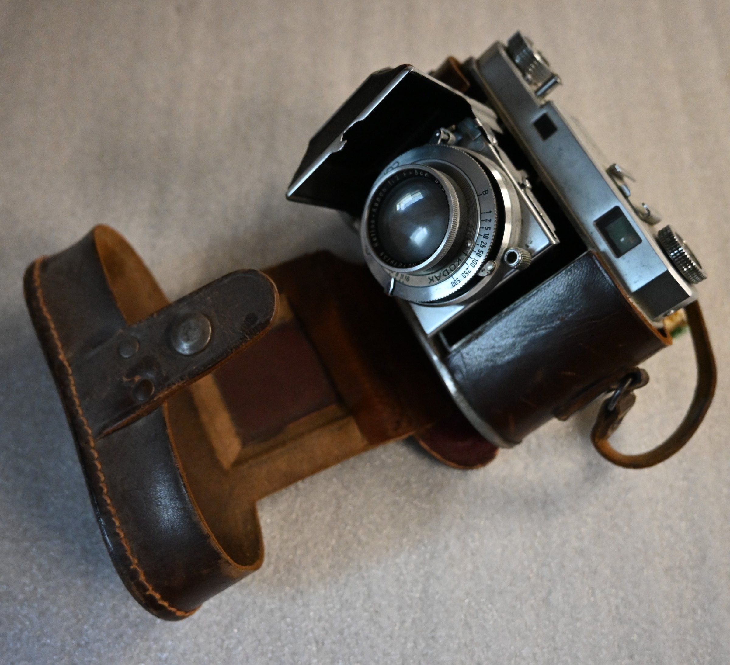 Appareil photo ancien et son étui en cuir