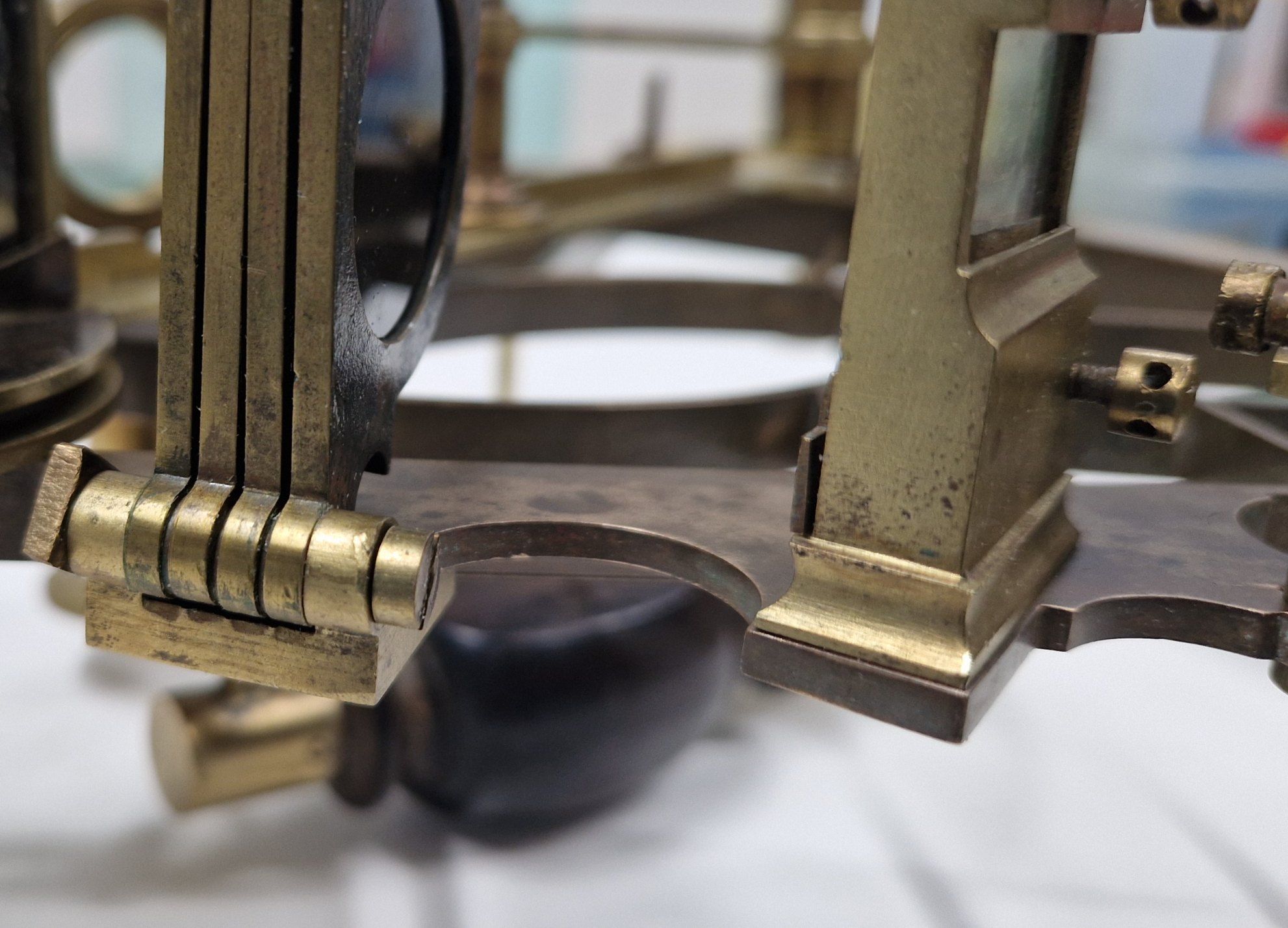 Détail d’un sextant en laiton en cours de restauration