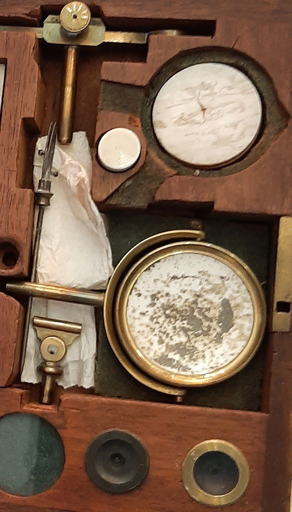 Coffret en bois contenant les pièces d’un microscope